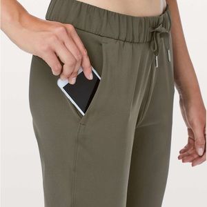 Lululemon On The Fly Pant 28in Size 6 Dark Olive